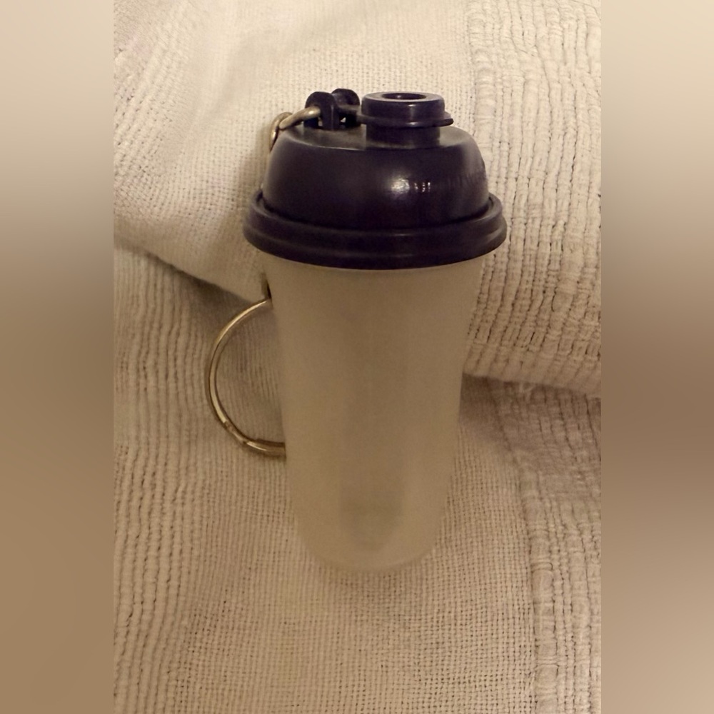 Tupperware Keychains (4) vintage - Picture 4 of 5
